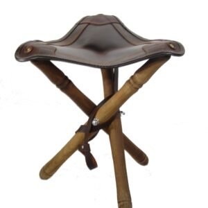 BANCO DE CAZA. TRIPODE. PIEL ENGRAS. Altura 50 cms.