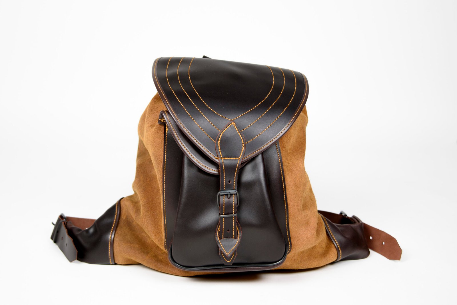 ZURRON MIXTO DE SERRAJE AFELPADO Y ENGRASADO EN COLOR CAMEL. 1 BOLSILLO