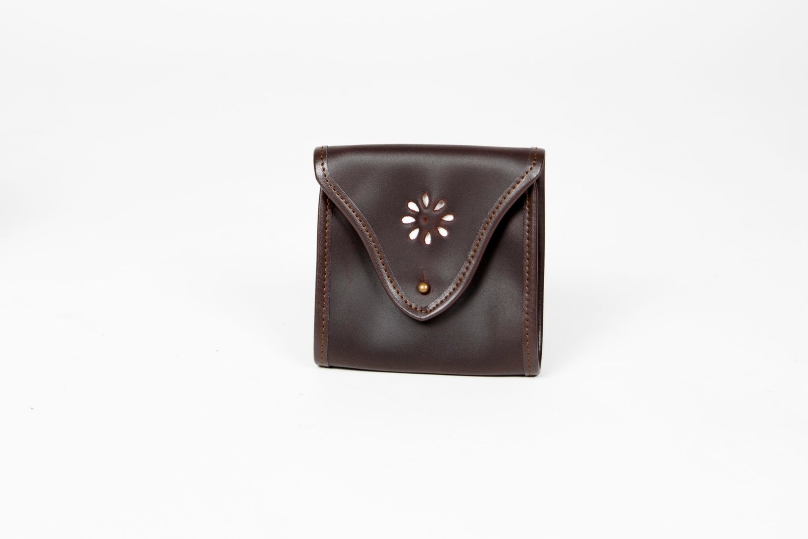 BOLSITO PORTA BALAS CON PICADO DE FLOR PIEL ENGRASADA